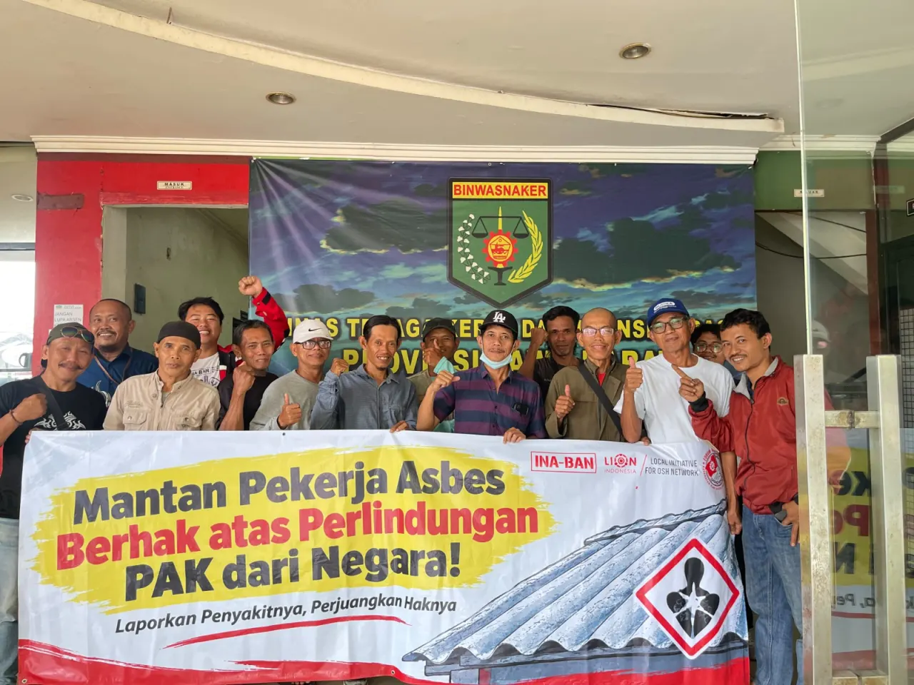 Sebanyak 36 mantan pekerja industri pengolahan bahan baku asbes telah menjalani pemeriksaan kesehatan