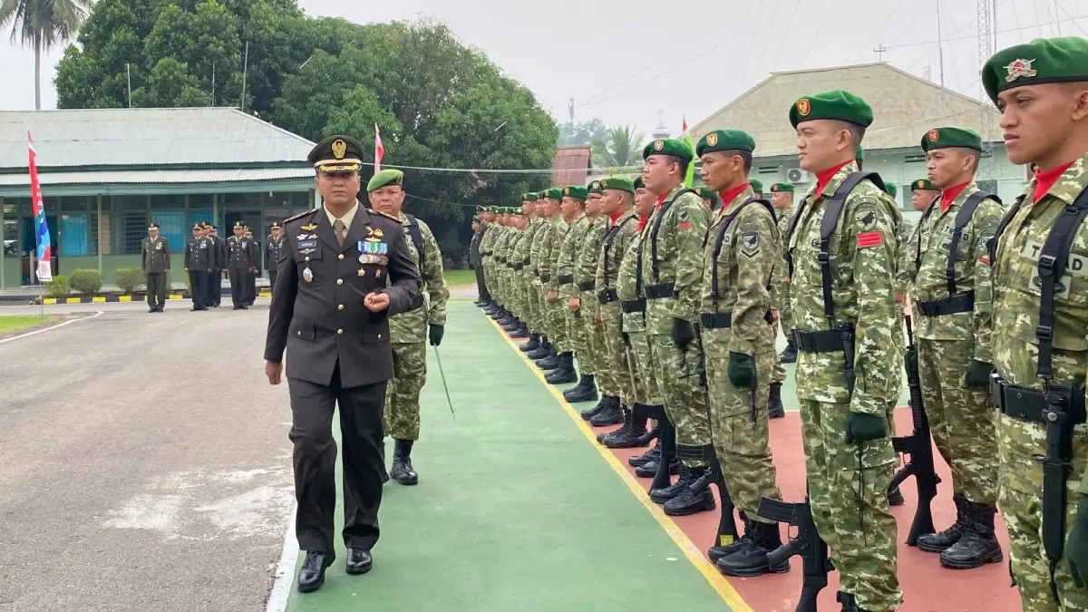 Dandim 1204/Sanggau Letkol Inf. Nurrachman Gindha Dradhizya memimpin upacara peringatan HUT ke-81 TNI di Lapangan Apel Makodim 1204/Sanggau, Senin (5/10)