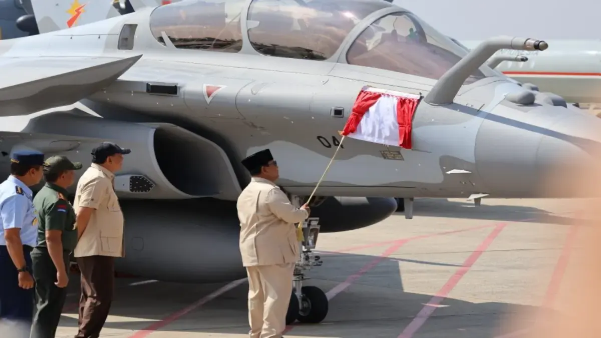 Alutsista strategis tiba di Indonesia. Dirjen Strahan Kemhan Letjen TNI Agus Widodo mendampingi Menhan Sjafrie Sjamsoeddin dalam penerimaan alutsista oleh Presiden Prabowo di Lanud Halim Perdanakusuma,