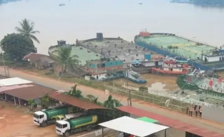 Kondisi Sungai Kapuas yang surut berdampak pada akses distribusi BBM melalui jalur sungai menuju wilayah Sintang.
