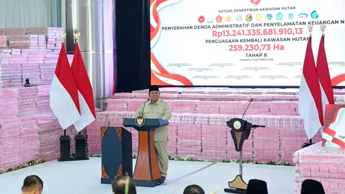 HASIL PENERTIBAN HUTAN: Presiden Prabowo Subianto menyampaikan sambutan dalam penyerahan hasil penertiban kawasan hutan di Kompleks Kejaksaan Agung RI, Jakarta