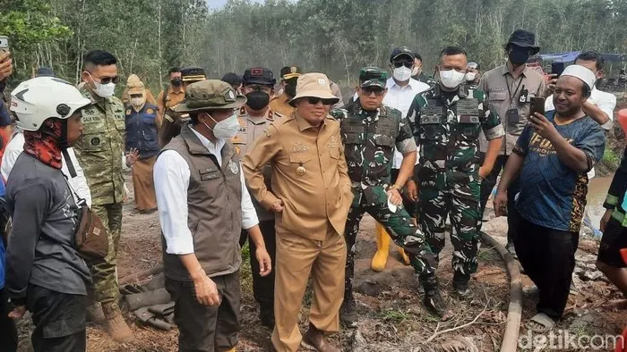 Menhut Raja Antoni Tinjau Karhutla Kalsel