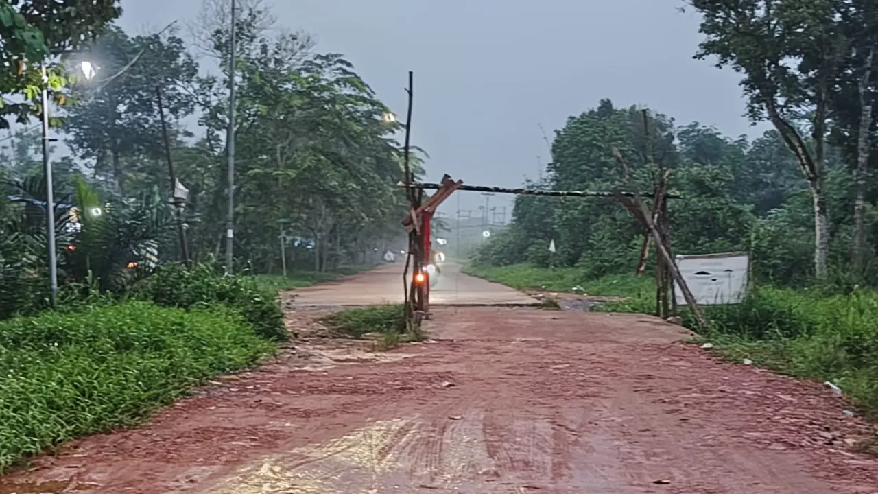 jembatan penghubung menuju kubu raya yg dibangun secara swadaya oleh warga.