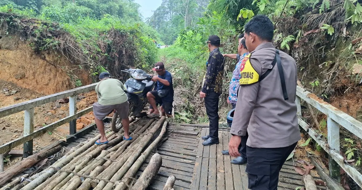 Kerusakan Jembatan Sungai Bedungan di Kecamatan Seberuang, Kabupaten Kapuas Hulu, Kalimantan Barat, menghambat akses kendaraan roda empat dan roda enam.