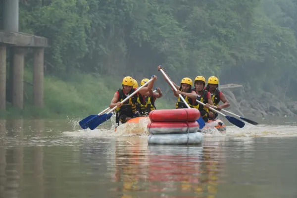 Atlet Arum Jeram sedang latihan di Sungai Sekayam, Kabupaten Sanggau.