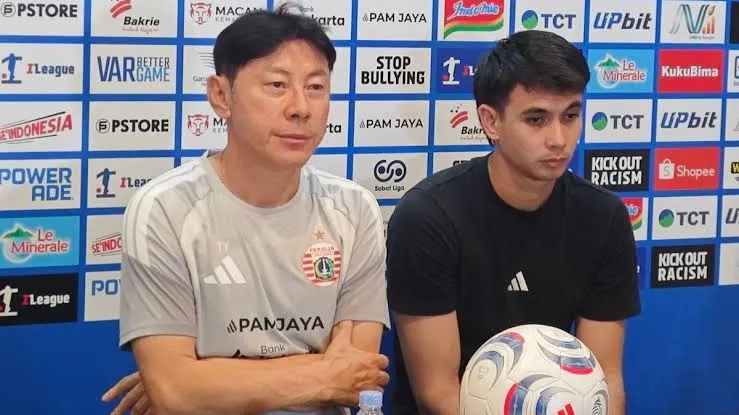 Shin Tae-yong dan Nadeo Argawinata saat menghadiri konferensi pers menjelang duel Persija Jakarta melawan Arema FC di Stadion Patriot Candrabhaga, Bekasi.
