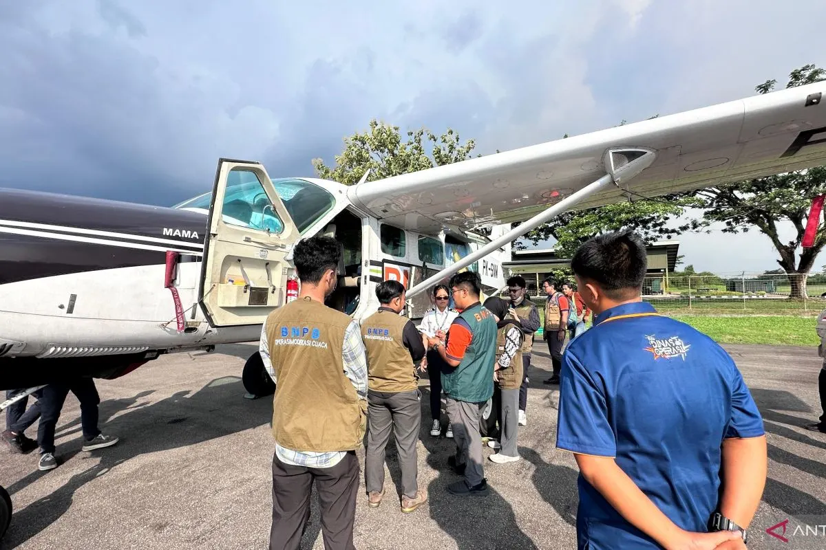 Operasi modifikasi cuaca (OMC) yang dilakukan untuk mengurangi dampak kebakaran hutan dan lahan (karhutla) mulai menunjukkan hasil di sejumlah wilayah Sumatra dan Kalimantan.
