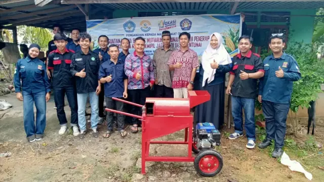 Poltesa Salurkan Mesin Pemipil Jagung untuk BUMDes Mutiara Bentunai di Sambas