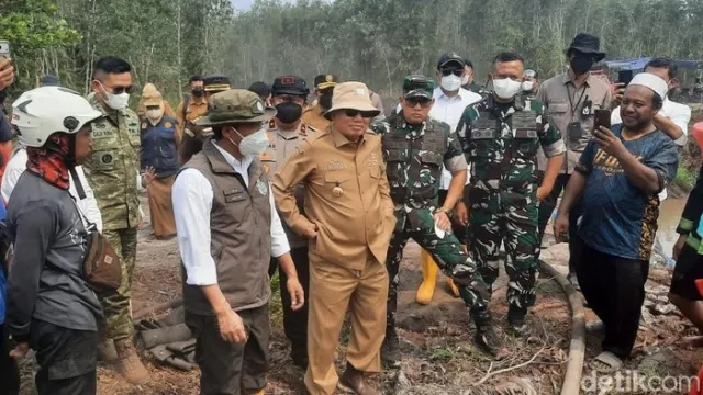 Menhut Raja Antoni Tinjau Karhutla Kalsel, Jumlah Hotspot Mampu Ditekan hingga 15 Titik