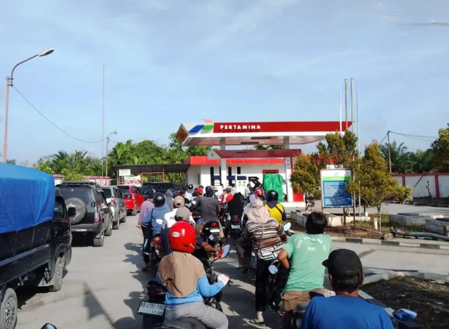 Kabut Asap Belum Membaik, Antrean Solar dan Pertalite Padati SPBN Sukadana